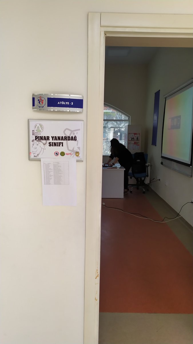 nyucel's tweet photo. Benim için çok gurur verici bir fotoğraf bu. @PINguAR isimli sınıfta @berfnsari özgür yazılım anlatıyor https://t.co/Fz9NESvbn9