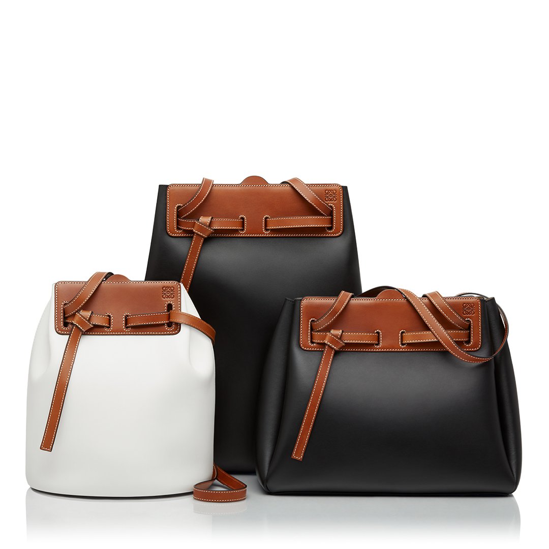 LoeweOfficial's tweet photo. #LazoBag first unveiled on the #LOEWESS19 runway.
Available now in a series of shapes, colours and sizes.
Shop now on https://t.co/V7jZ2gc8SM
#LOEWE https://t.co/aa23TDHUzy