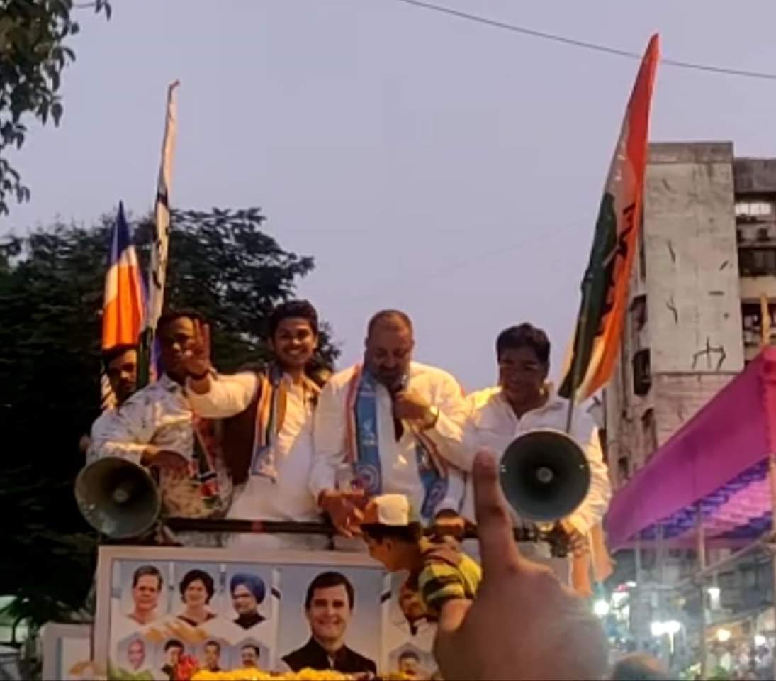 vipinsinghnsui's tweet photo. Today attended Smt @PriyaDutt_INC Ji’s rally at Chunabati along with Actor Mr @duttsanjay and more then 1000 workers of @nsui,@INCIndia,@MahilaCongress,@NCPspeaks and Mns.Thanks To My Entire Tean Of @NSUIMumbai For The Love And Support.
@guptar
#VoteForCongress 
#PriyaforProgress https://t.co/e8X7sA43T0