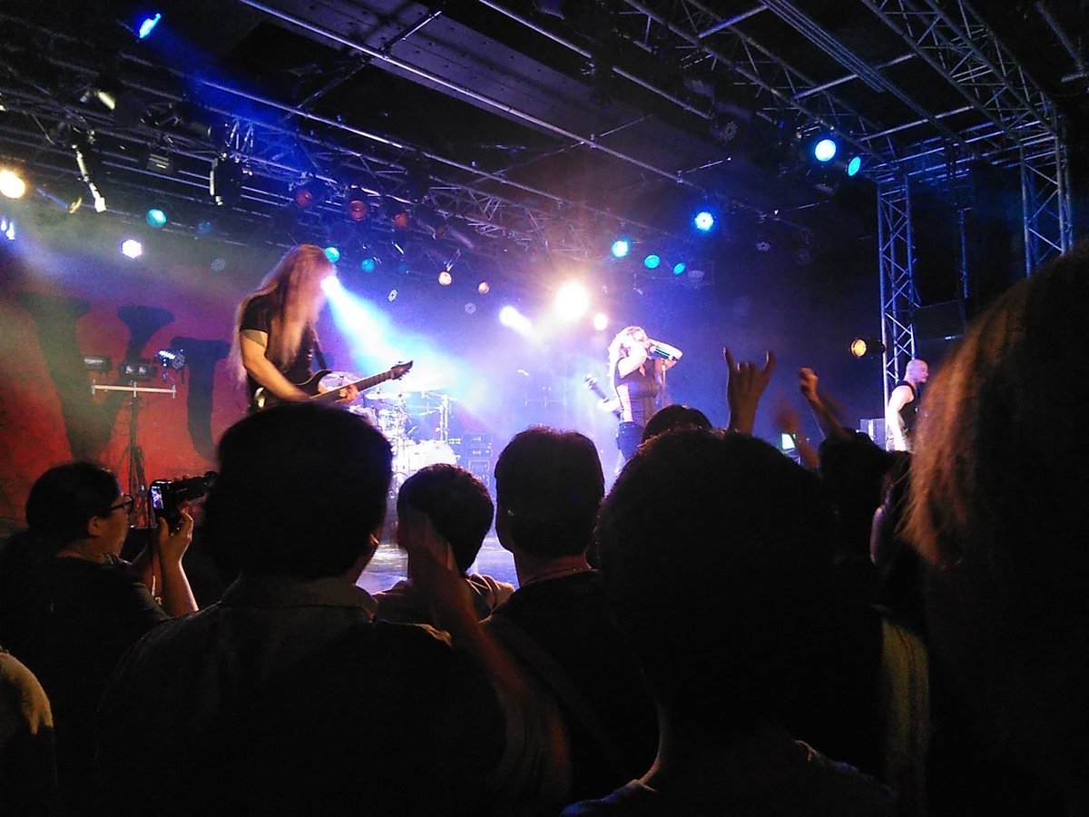 thunderfive5555's tweet photo. そしていよいよVUUR。THE GATHERING時代は生で見られなかったがアネクまさかの来日。難しいコードの多いプログレメタルで決して歌メロ含めキャッチーとは言い難いけど、女性ヴォーカル主体のゴシックメタルの元祖的存在アネクの歌声は全く衰えておらず。最後にStrange Machinesやってくれて感涙。#MFVF https://t.co/2JyvhNrbEC