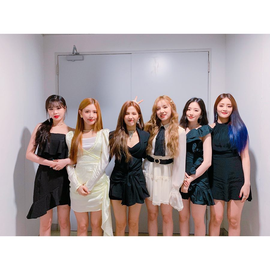 yoorinasmaid's tweet photo. [Instagram Update] official_g_i_dle carousel [📸] 20190424 @ U+5G TMA 레드카펫 돌아온 레드카펫 비하인드!
블랙&amp;화이트 무드로 성숙 몽환 섹시 카리스마 큐티 시크 다~ 하는 아이들 보고가세요🤩
다시 한 번 수상을 축하합니다!🎊 #여자아이들 #G_I_DLE #2019TMA ... https://t.co/cULwIIDU1P https://t.co/qrnXZAtir5