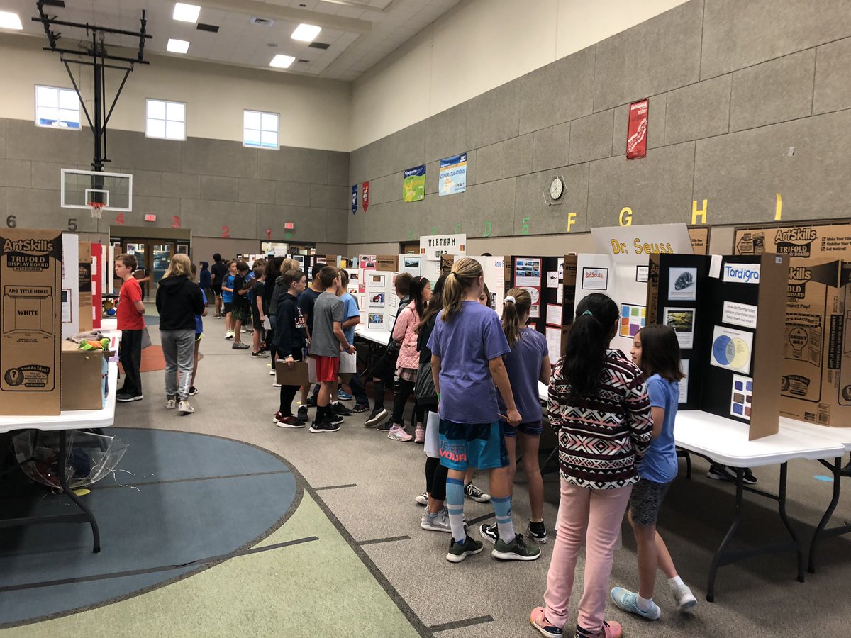 ReaganQUESTlisd's tweet photo. #QUESTfair today at school (and again this evening at Reagan Elementary from 6-7pm). Ask your kids what they learned today while they were filling out a scavenger hunt during their visit. #reaganrays #1lisd #QUESTlisd https://t.co/o1ANWkzPCh