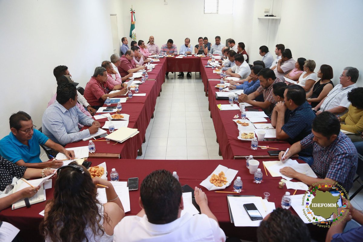 _EnriqueAlonso's tweet photo. Me reuní con Hugo Eric Flores Cervantes Delegado Federal de Programas para el Desarrollo en el estado; Aurora Muñoz Martínez coordinadora estatal de la SEDATU y alcaldes de 33 municipios, en materia del #ProgramaNacionalDeReconstrucción https://t.co/HloKwst5fc