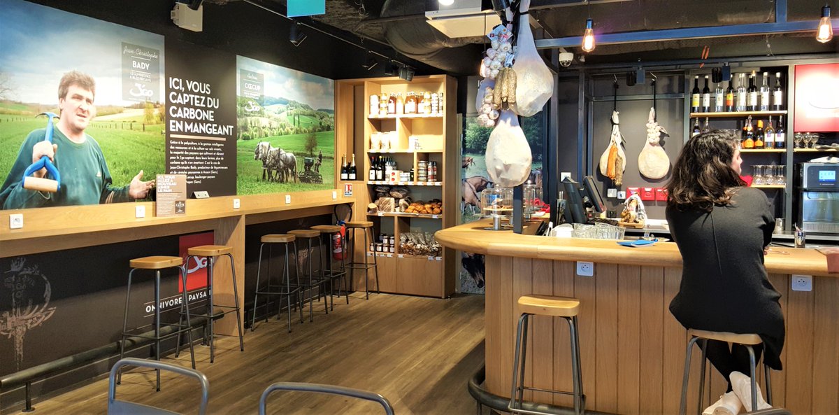 DRWorks_DRW's tweet photo. Amis #locavores de Midi Pyrénées, RV à l’aéroport de Toulouse Blagnac, dans cette enseigne de restauration toulousaine J'Go, mettant en avant l’#authenticité de ses produits et dont nous avons réalisé la #maîtrise d’œuvre de #conception et d’#execution .
https://t.co/Hw7M3GzqZC https://t.co/XTn6pCG5nu
