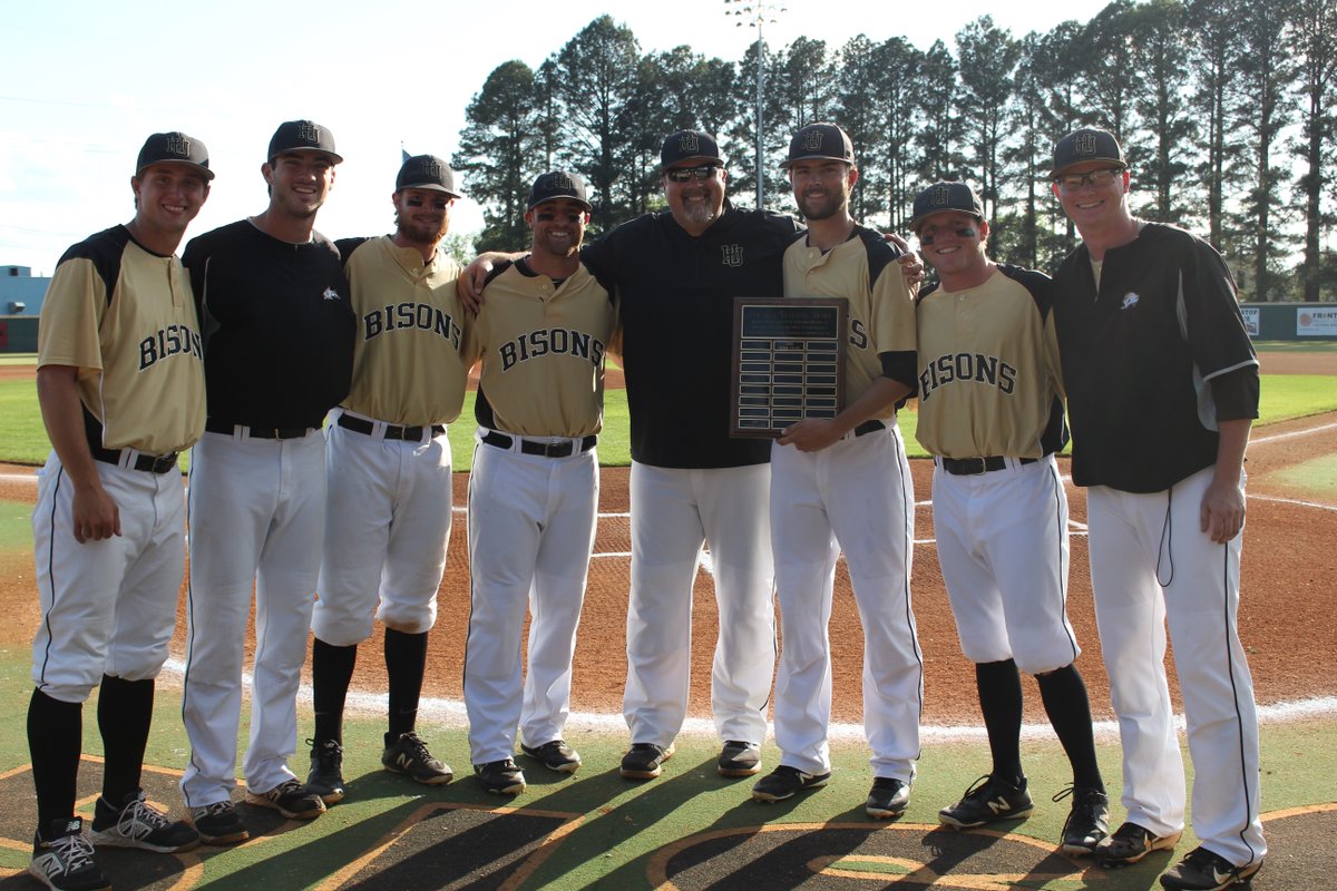 The Tom Hull Award for our most outstanding teammate was presented prior to last night's final home game.  

This year's award went to the entire 2019 senior class.  We will always be indebted to this group for all of their work and commitment. 

🔗:

hardingsports.com/sports/2015/12…