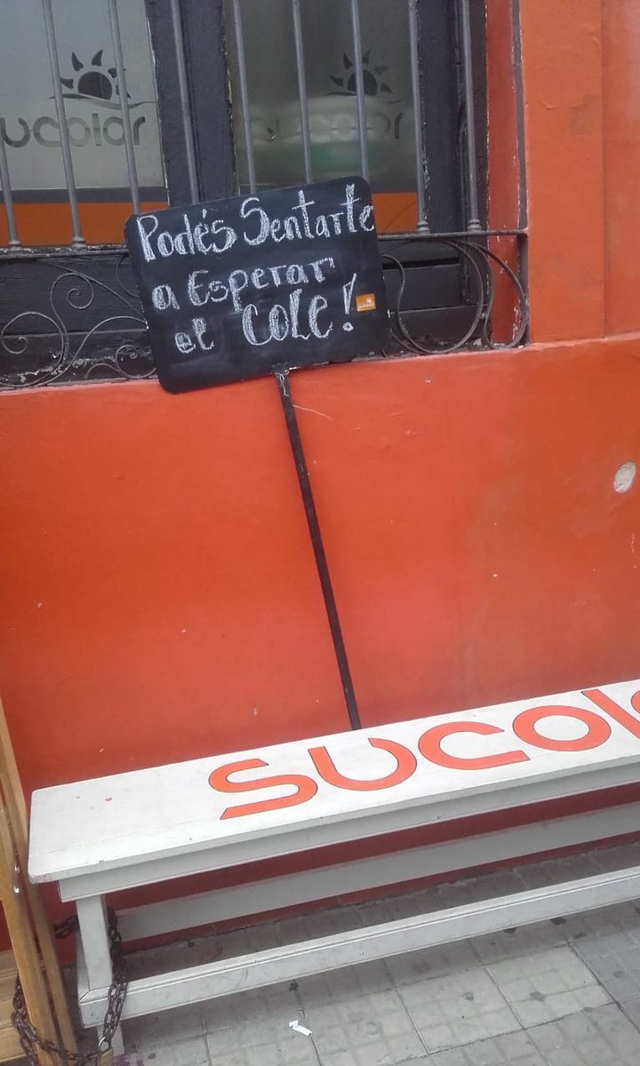 exequielflesler's tweet photo. A falta de lugares para esperar el 🚌 colectivo, pinturería #Sucolor -Colón y San Juan- colabora con un banco. #Paraná https://t.co/8Ol2KKGuJS
