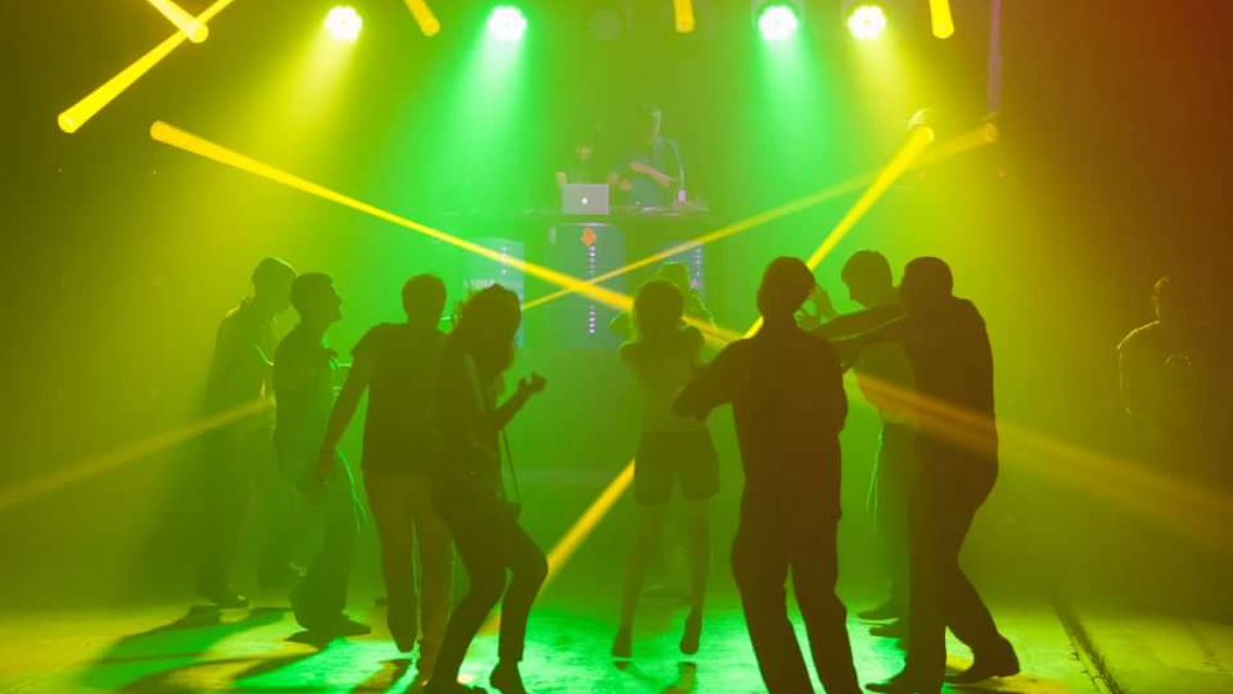 Тусовка на дискотеке. Дискотека. Клубные танцы. Дискотека в школе. Дискотека в москве.