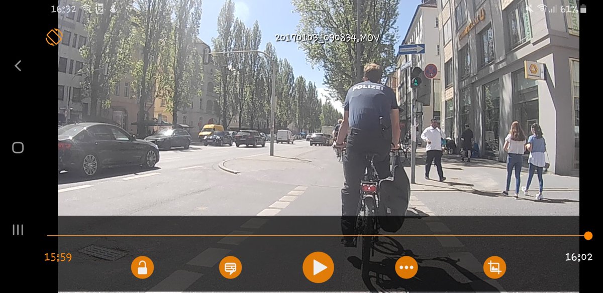 m8n0eu4re6's tweet image. Vorbilder in Aktion #runtervomradweg #Fahrradalltag #fahrradhelm #polizeimuenchen #vorbild #fahreadstaffel #leopoldstraße #Muenchen