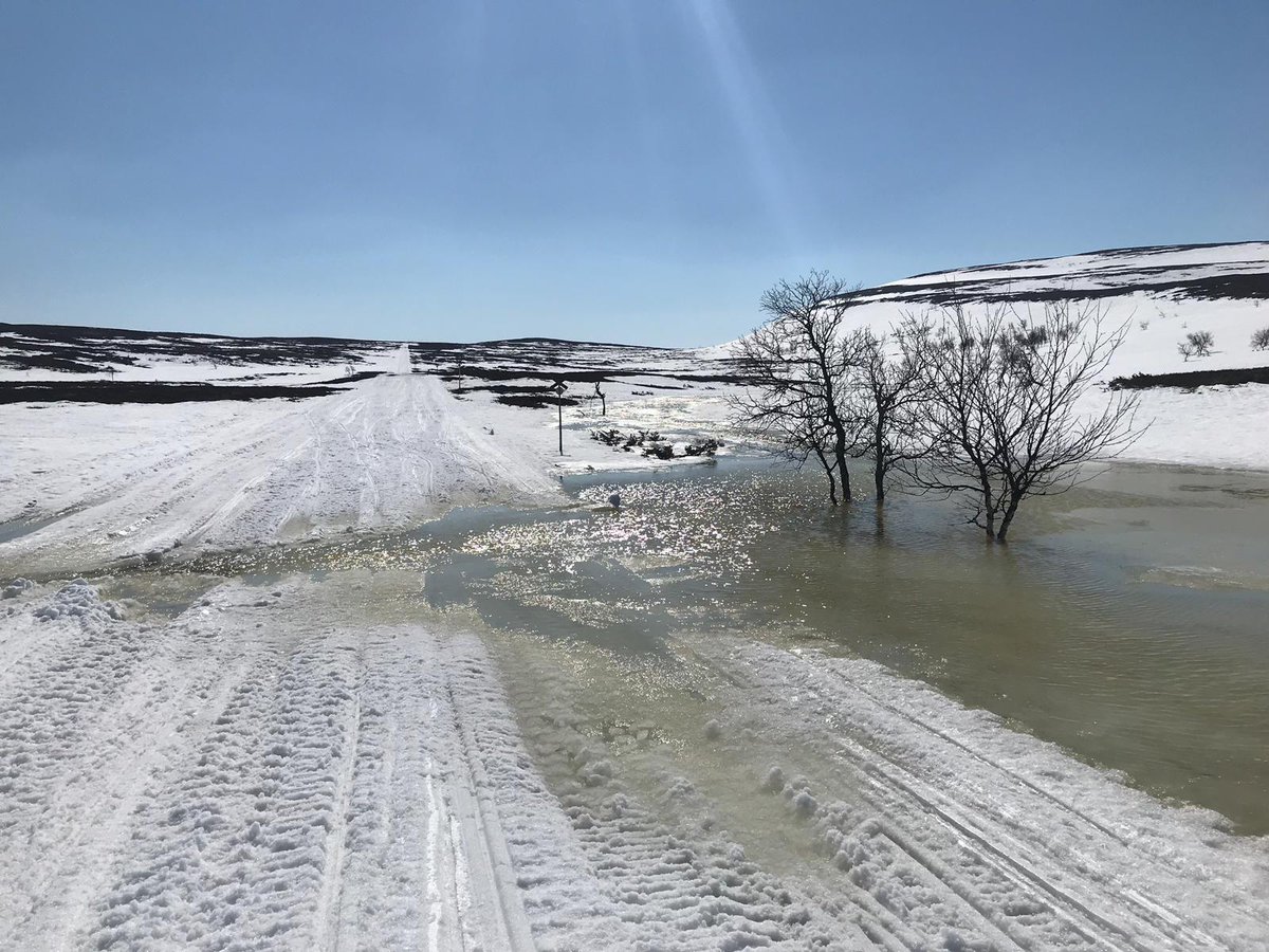skoterleder's tweet photo. Det går fortfarande bra att åka från skoteravlastningsplatserna i Fjällnäs och Ramundberget, uppfarterna mot fjället preparerases igår kväll. Även leden mellan Messlingssjön och Stoljan preparerades. 
Kartan är nu uppdaterad med ALLA spår som är stängda! https://t.co/vt613YH9mI