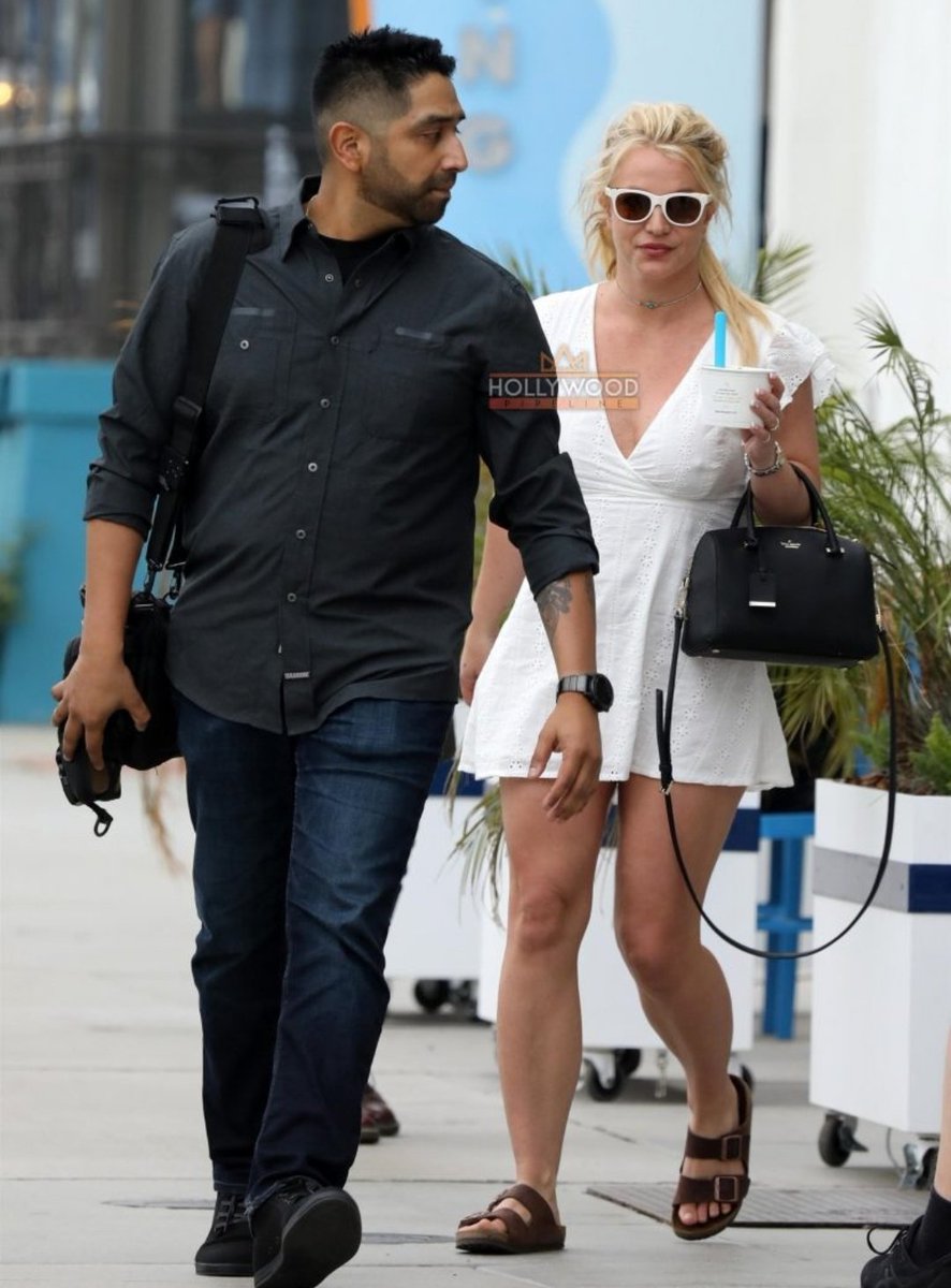 DailySpears's tweet photo. Britney grabbing ice cream at Go Greek authentic frozen yogurt in Santa Monica yesterday ☀️ https://t.co/Ttt6lSGyl4