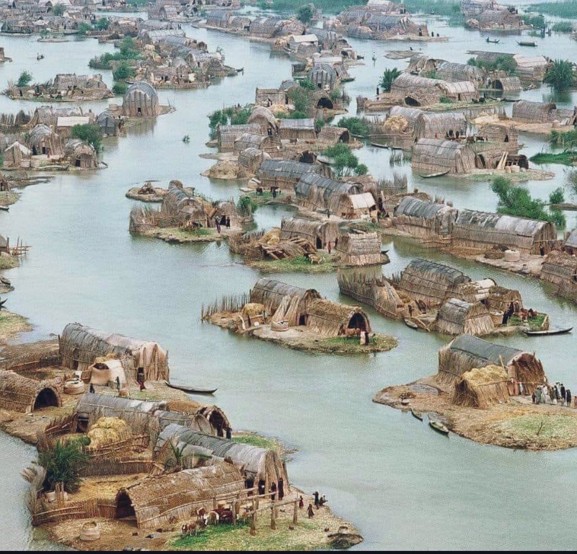 Bu fotoğrafa iyi bakınız. Burası Irak, Dünyadaki 7 harikadan birisi olabilecek kapasitede. Irakta bu su üzerinde yüzen evlere Ahvar derler. İnsanlar komşularına sandalla gidip geliyorlar. Bir dönem emniyet dolayı Saddam tarafından kurutuldu. İnsanlarıda balıkçılıkla geçiniyorlar.