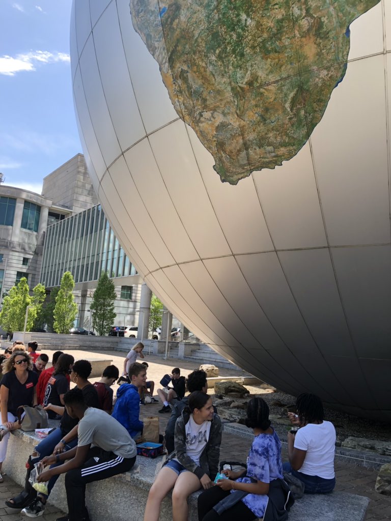 MsKramer_HES's tweet photo. Lunch time for group 2! Then time for this group to get hands on with the microscopes! @HeritageMiddle1 #beautifuldayoutside https://t.co/L8EcFCQfEl