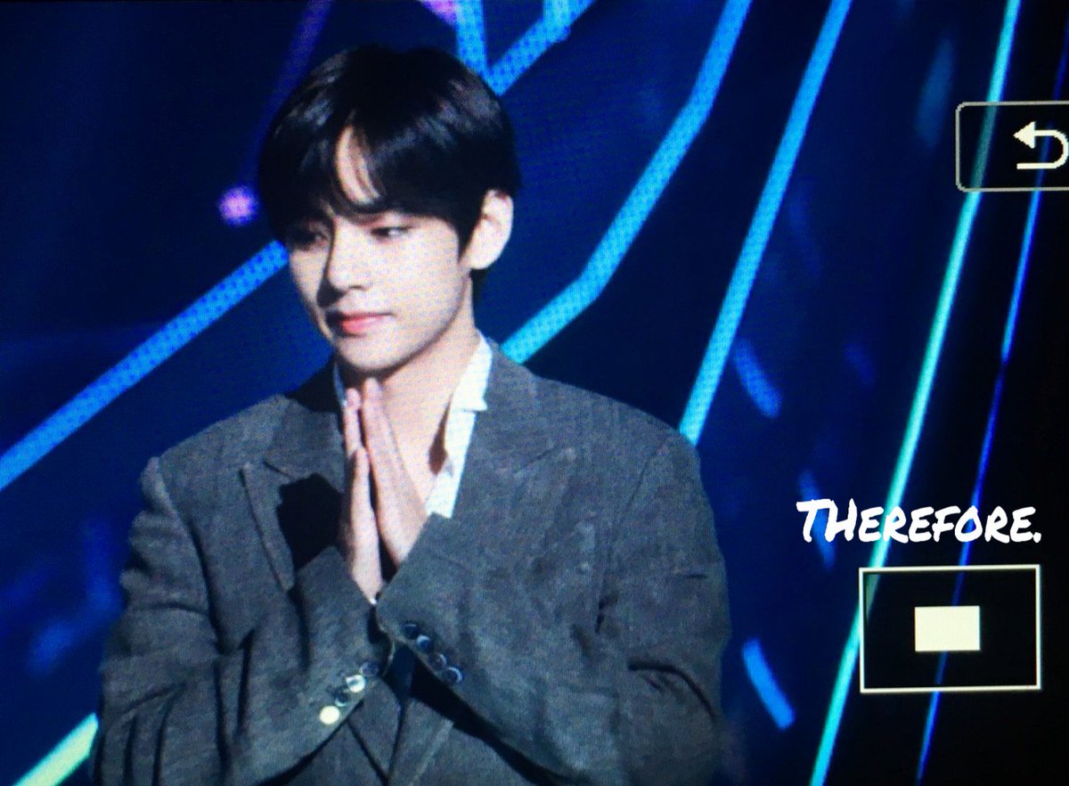 therefore_v's tweet photo. 190424 더팩트 뮤직어워즈
 #방탄소년단 #BTS⁠ ⁠⁠#뷔 #V #김태형 
사으랑 사으랑,, 그리고 너무 축하해!
#BBMAsTopSocial BTS @BTS_twt https://t.co/D1OqylefrQ