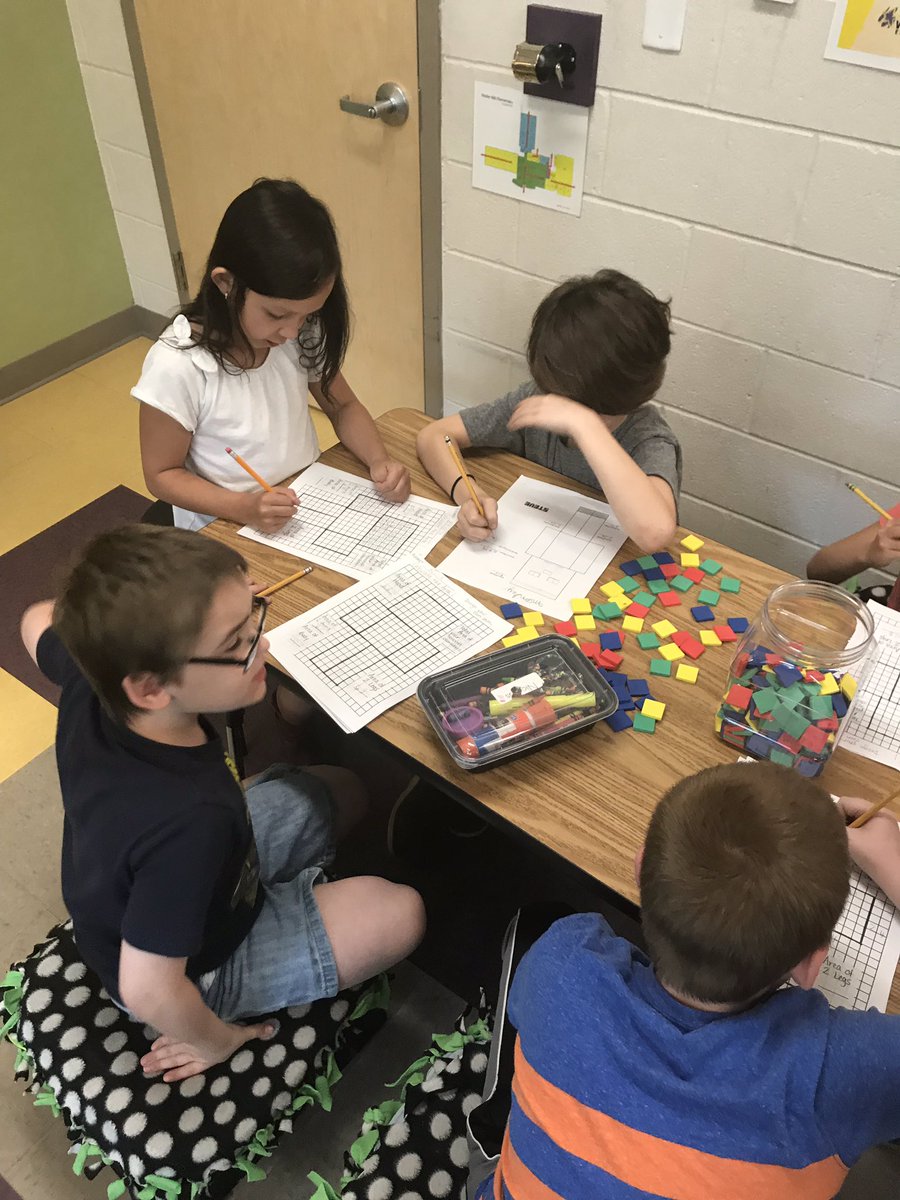 kskinner3's tweet photo. Minecraft area and estimating perimeter fun! #stingers19 https://t.co/GjzbcCrDIA