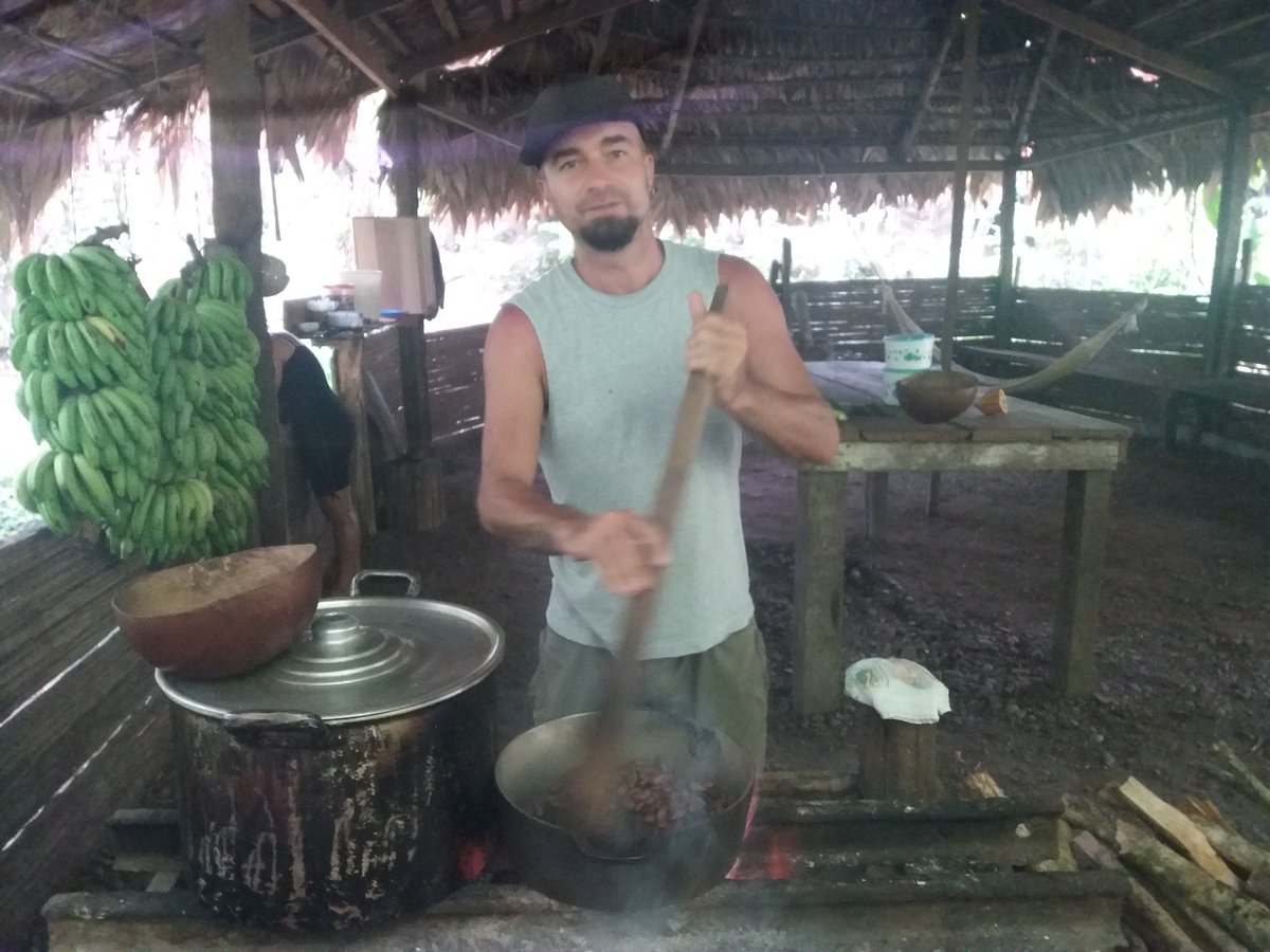 RAPSODA_MC's tweet photo. Haciendo chocolate con el cacao de Catato en Bribrí, Costa.R
Me encanta mi vida en el Caribe, cocinando nuevos temas y preparando clips, sin prisa, sin pausa, para que salga tan rico como el cacao artesanal
#Rapsoda #Catato #ResistenciaSubversiva #Talamanca #ElDespertar #Gracias https://t.co/ZYiDw516a6