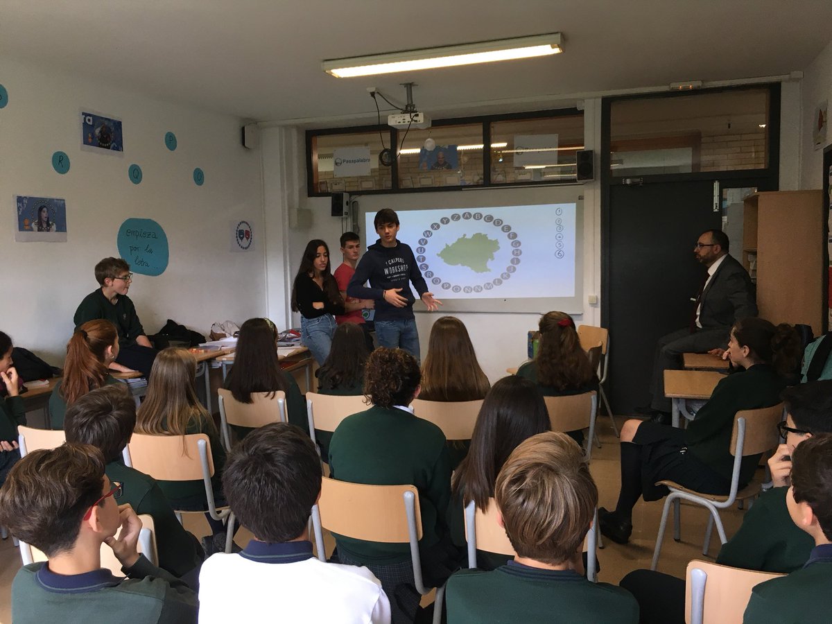 SGeorgesSchool's tweet photo. 🌹📖Ahir a #ESO vàrem celebrar la diada de #SantJordi amb concursos lingüístics, de disseny de punts de llibre i la cerimònia de lliurament de premis dels Jocs Florals. Va presentar l’acte el delegat de @santillanagrupo i membre dels @MiqueletsGirona Raül Vera @vera_cham https://t.co/eIiR38QoNw