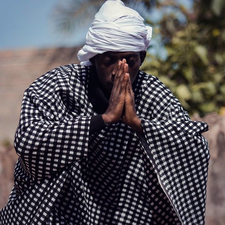 iamSlimDrumz's tweet photo. #Romans12:12 Let your hope make you glad. Be patient in time of trouble and never stop praying. 📷 by @kojo_yaga dress design by @Dear7even #TrapMadeInTadi #ghtraplord #GhTrap #ghanahiphop #GHTRZP7777 #GhanaMusic https://t.co/IjIFMVlJvy