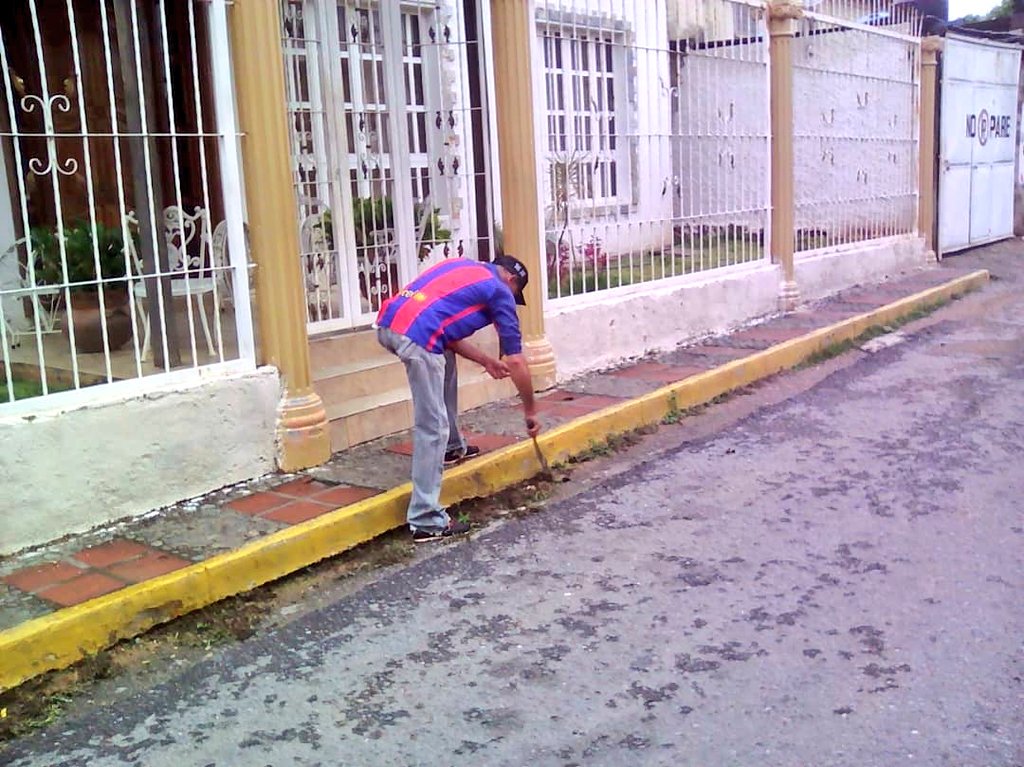 RomeroFelixE's tweet photo. #24Abr Plan de Embellecimiento continúa en el casco central de nuestro Municipio, a través de la Dirección de Servicios Públicos nuestra cuadrilla de Ornato y mantenimiento inician limpieza en la calle Diaz Alfaro. Trabajamos por un Municipio #Potencia. #VenezuelaBellaEnMarcha https://t.co/O7dhhtafao
