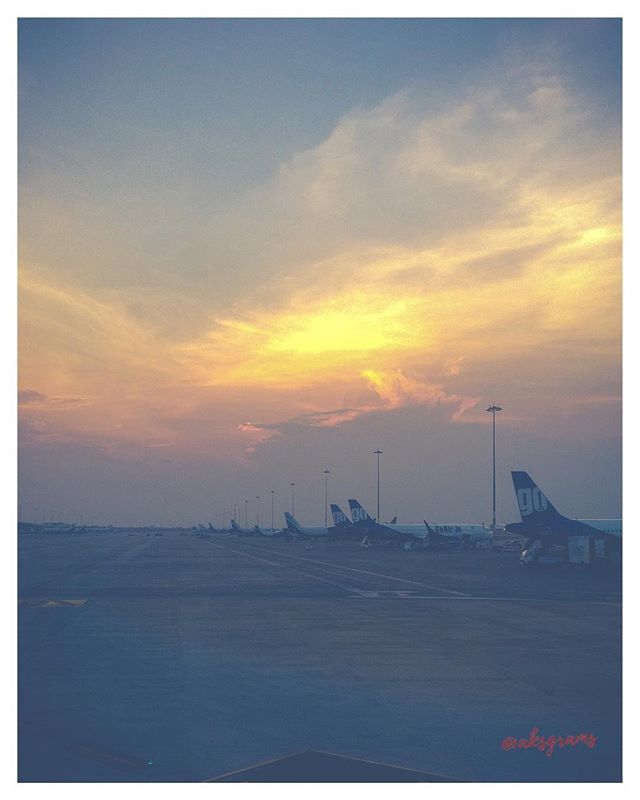 askaks's tweet photo. Go.. go chase some sunsets.
.
.
.
@aksgrams
.
.
.
.
#fly
#sunset
#skyscape
#aeroplane
#landscape
#airport
#shadows
#bangalore
#goair
#travel
#travelgram
#negativespace
#incredibleindia
#travel
#philosophy
#sky
#storyinaframe
#indianphotos
#in… https://t.co/RhKXjfvTZr https://t.co/H5v8Gs8XJN