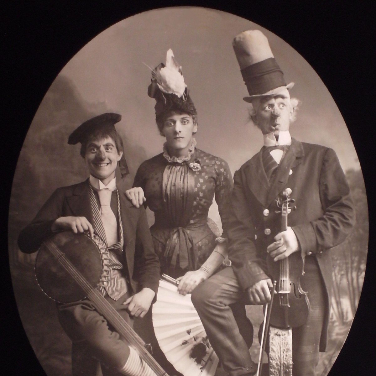 kent_archives's tweet image. The Victorian cartoon character Ally Sloper became a Music Hall staple: A.A. Milne recalled a performance from 'the Ally Sloper family' on #Ramsgate sands:
archive.org/stream/in.erne…

imageandnarrative.be/inarchive/grap…

gtr.ukri.org/projects?ref=A…

#Archive30 #SomethingFun @A_AMilne @DigiVictorian