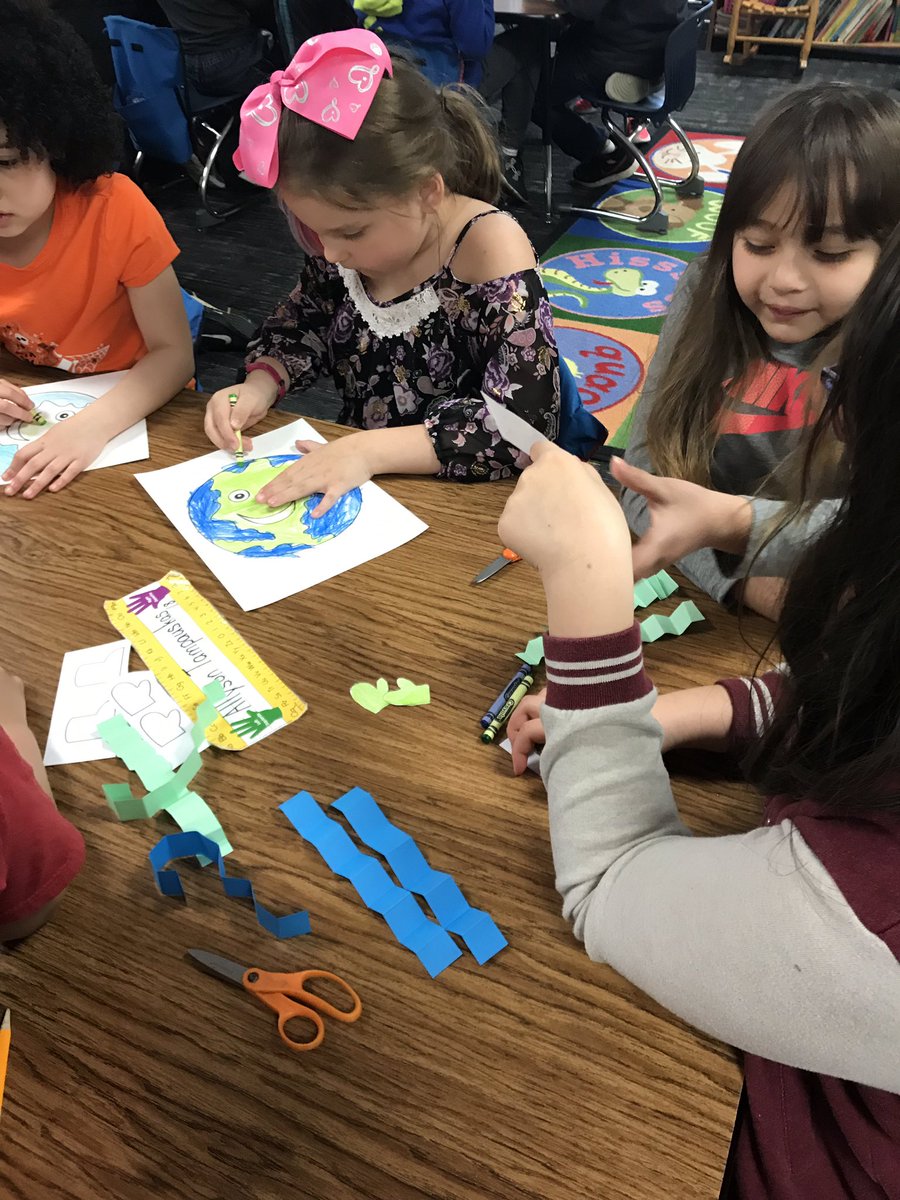 MsBreitweiser4's tweet photo. Earth Day Fun with our buddies! 
@mrsjwilson102 @cdaviswnes 
#EarthDay2019 https://t.co/03IG0iNwKJ