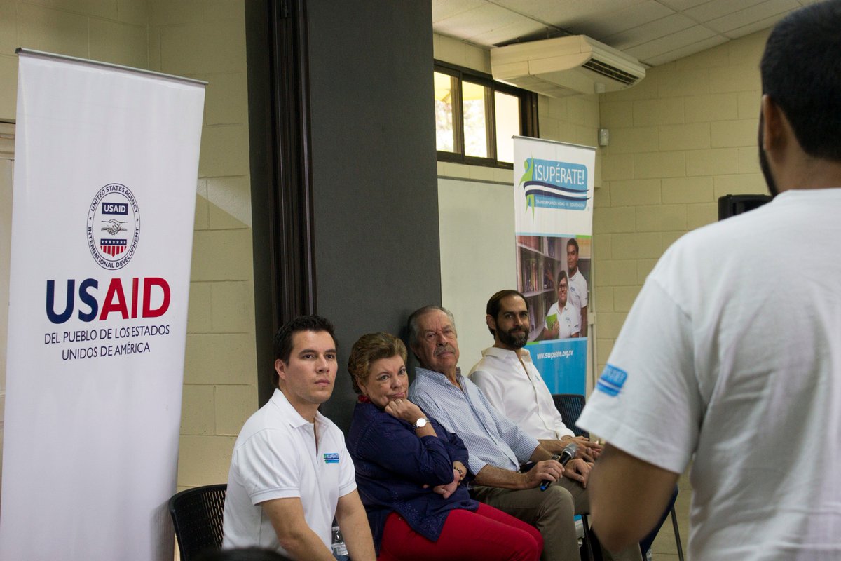 ¡Entrenamiento Mundialista!⚽️🇸🇻🇵🇦🎉
Nos reunimos en una nueva edición del #TallerDeCultura ¡Supérate! 💪🥇🏆
El objetivo fue fortalecer el valor del #liderazgo 
¡Un joven 🙋‍♀️🙋‍♂️ = un gol⚽️ = un sueño 👩‍🎓👨‍🎓!
Acá las fotografías bit.do/eQvrQ