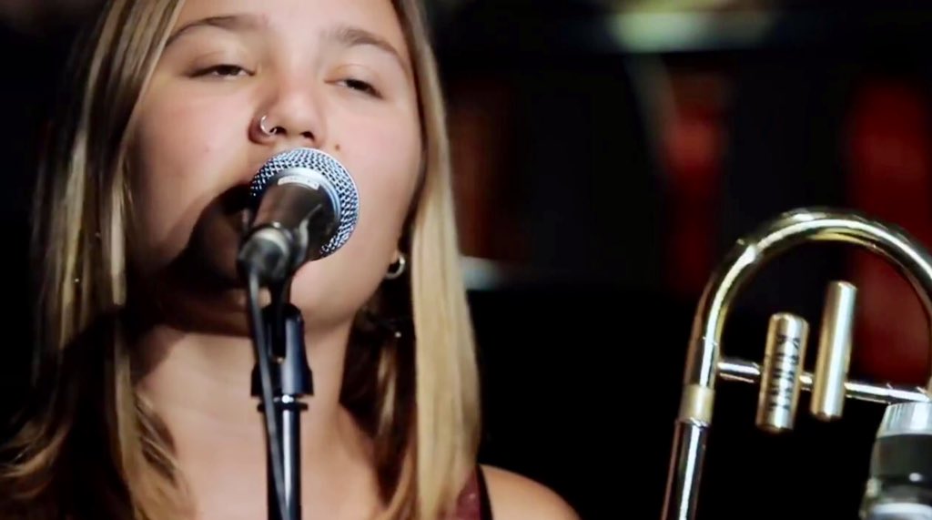 Esta mujer de apenas 20 años, es una de mis #JazzWomen favoritas, esta dotada de una voz sensual y delicada con un registro que puede cantar lo que quiera. Y toca el trombón como un grande.#Jazz 
Rita Payés & Elisabeth Roma
A Rita
youtu.be/zAMArLGX8BU