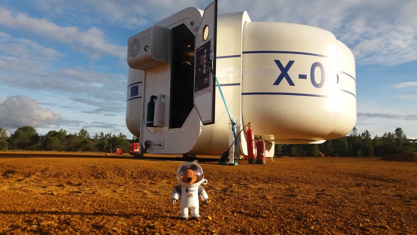 SpaceHolgar's tweet photo. ... and the brave explorer @Mausonaut was able have a look into the SHEE habitat during the #MoonWalkEU mission simulation in Rio Tinto! #OTD #3yrsago #STEMed #MINT #Mars #TheMarsGen #MoonDot
https://t.co/3UmhqG8hUu https://t.co/6lJsZK5BGg