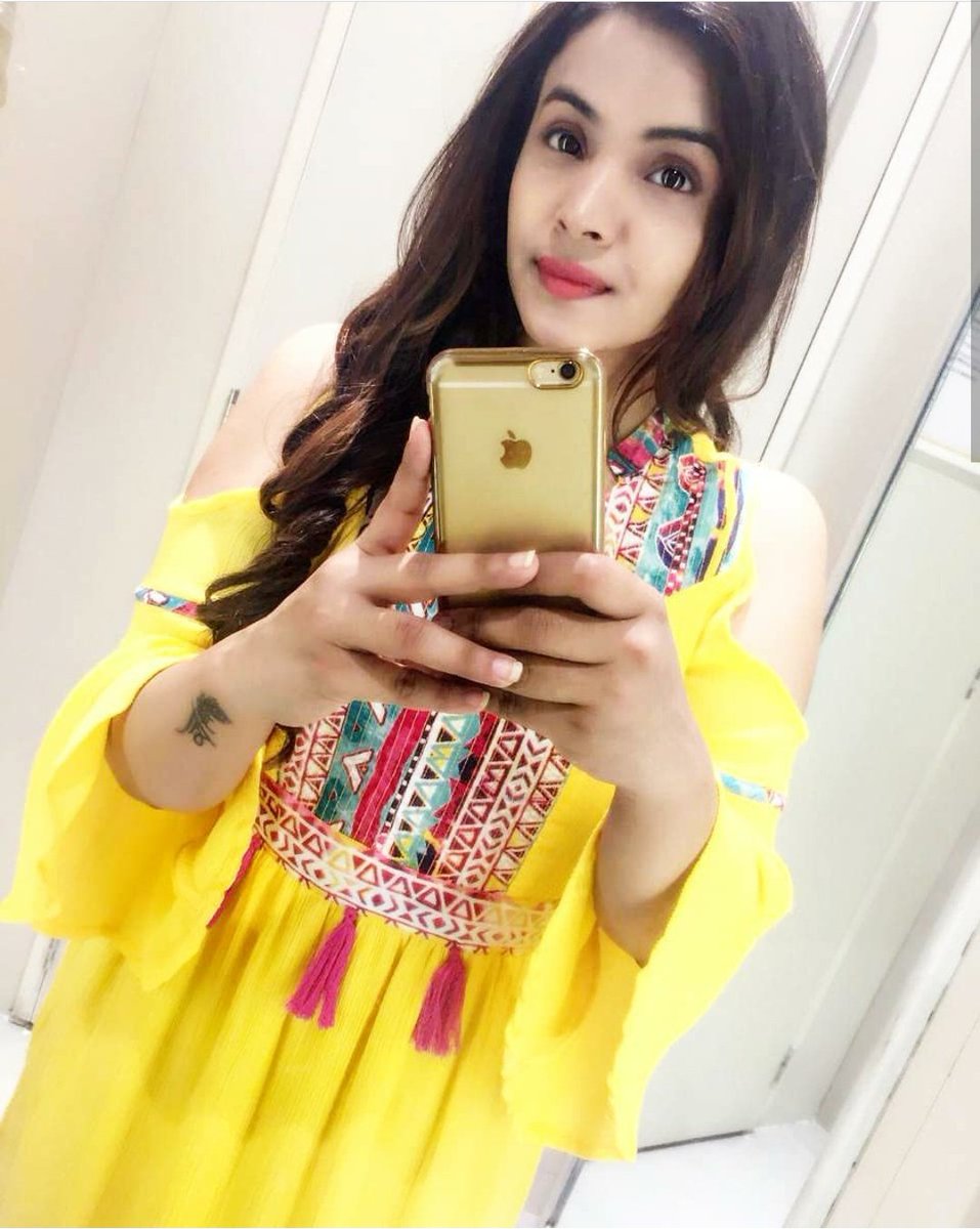 iam_divyamalik's tweet photo. 😍🌻😍
.
.
#krishnachalilondon #iamdivyamalik #hotstar #divyamalik #starplus #laliya #laali #tellywood #PictureOfTheDay https://t.co/TTMmCTHKBe