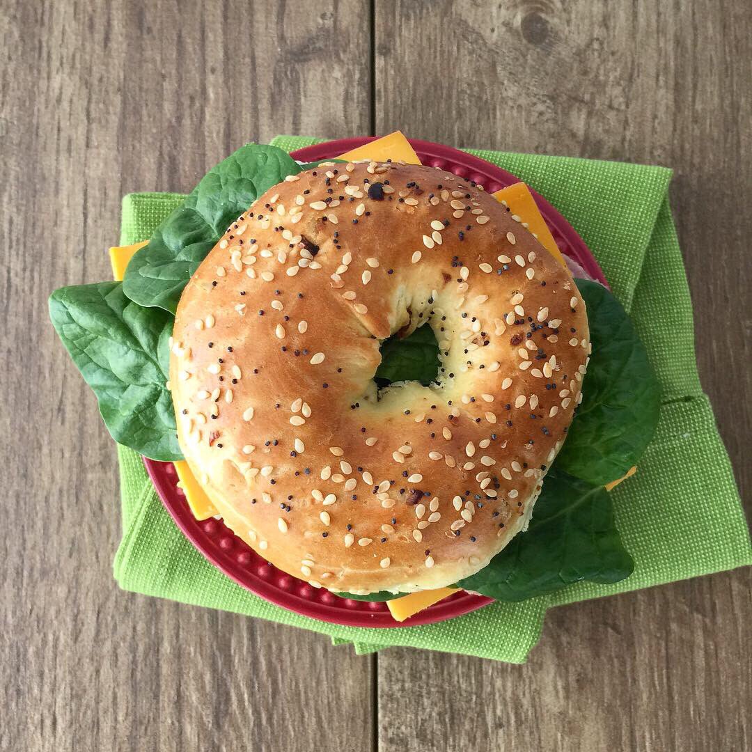 smalltownliv's tweet photo. Have a ton of leftover #ham from Easter!?  We tend to make enough food to feed an army...🙈⁣⁣
This is for you! 🥪
▪️Pick up your favorite bagels
▪️Pile on the ham⁣⁣
▪️ Add your favorite items on top⁣⁣
(We chose red onion, thick-cut cheddar cheese, and fresh spinach)
#recipe https://t.co/me0Qef2zo4