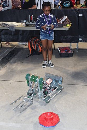 CFISDnoticias's tweet image. .@CyFairISD 10.o Festival de Tecnología Anual de CFISD atrae a 3,750 invitados. Lean los detalles: cfisd.net/es/news/news/1… #CFISDTechFest #CFISDforAll #TxEdTuesday #GoPublic #CFISDparaTodos