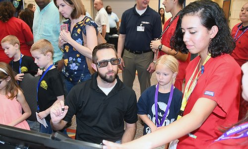 CFISDnoticias's tweet image. .@CyFairISD 10.o Festival de Tecnología Anual de CFISD atrae a 3,750 invitados. Lean los detalles: cfisd.net/es/news/news/1… #CFISDTechFest #CFISDforAll #TxEdTuesday #GoPublic #CFISDparaTodos