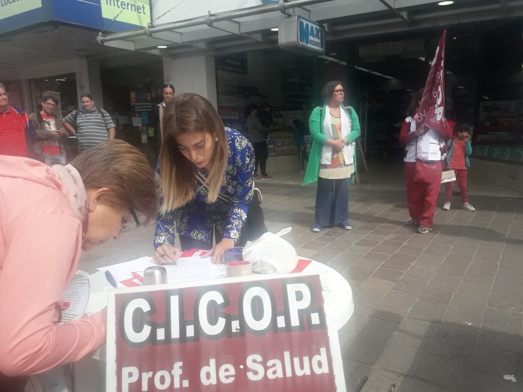 FlorCasamiquela's tweet photo. #AHORA 👉 Pasamos por la asamblea de los profesionales de salud: 

⚠️Faltan médicos 👩🏻‍⚕️👨‍⚕️
⚠️Los que hay cobran mal 
⚠️Faltan insumos 
⚠️Faltan vacunas 
⚠️Hay un deterioro tremendo en la infraestructura. 

La salud es un derecho, tenemos que defenderla. https://t.co/GpkHXErTyD