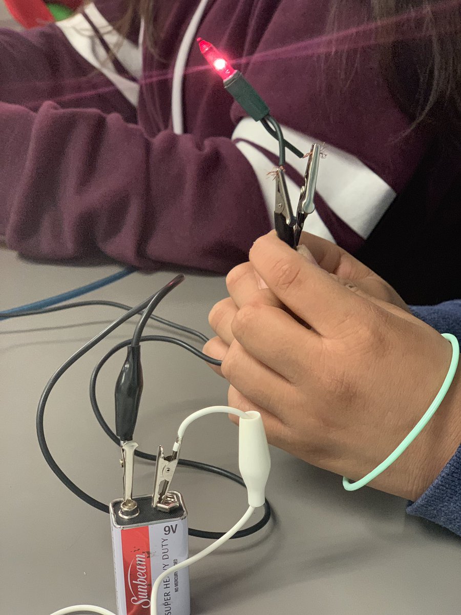 SLakay23's tweet image. I just LOVE those “Ah-Ha!” moments with the kiddos. Many students discovered that 9-Volt batteries (had no idea it existed) give more power, light and more speed to their circuits. #CircuitChallenges #Variables #Investigations @LStevensES @eMC_Squared_TDS @jmarti25HISD