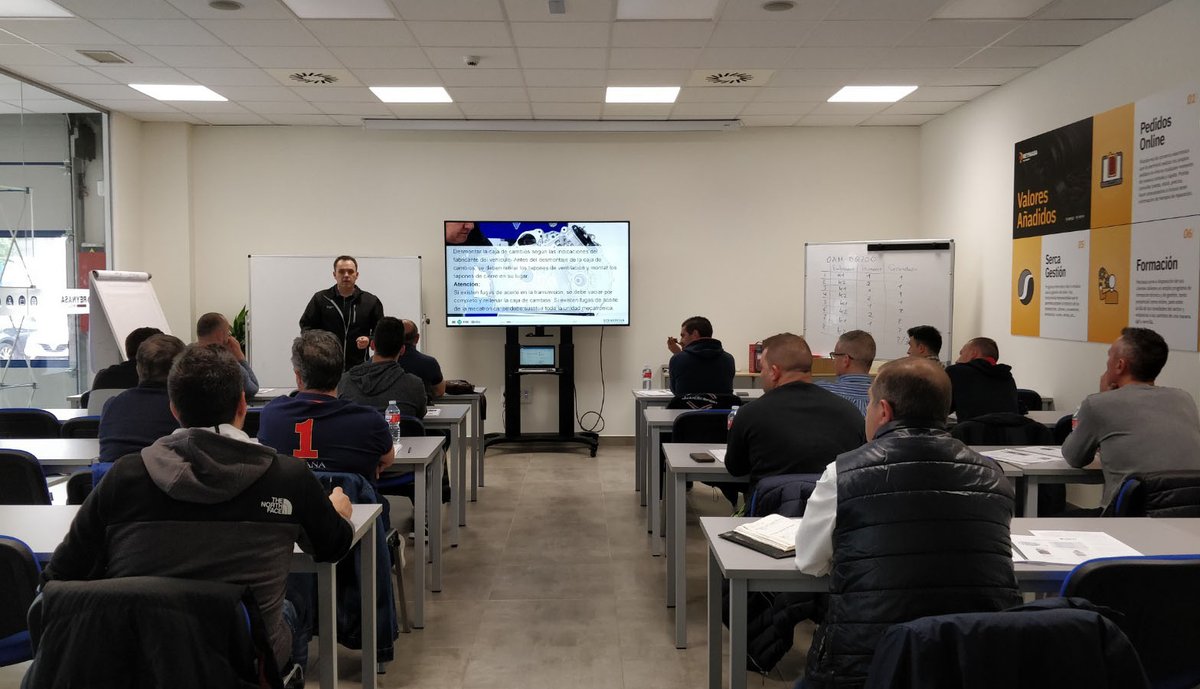 reynasarecambio's tweet image. Esta semana hemos realizado un curso de DSG Cajas robotizadas de doble embrague de 6 y 7 velocidades para nuestros talleres SPG.👨‍🔧👨‍🏫

En Reynasa apostamos por la formación continua de nuestros clientes y empleados 💪💪💪

#dobleembrague #dsg #cajasrobotizadas #curso #reynasa