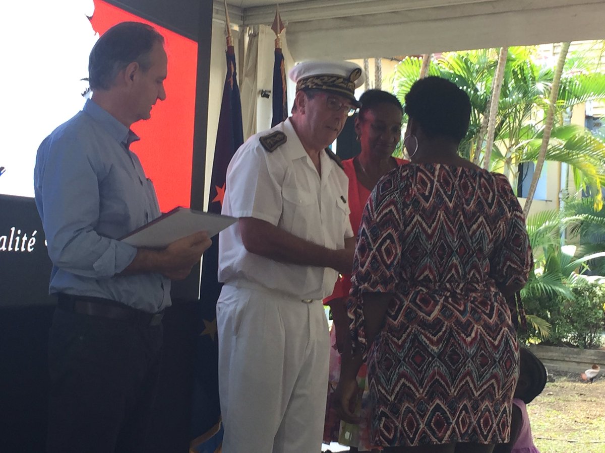 #Guadeloupe Conclusion d’un long parcours d’intégration: avec #OFII_Antilles, ce matin belle et émouvante cérémonie d’accueil dans la nationalité française par le Sous-prefet dans les jardins de la Sous-préfecture de #PointeÀPitre. #OFII_France