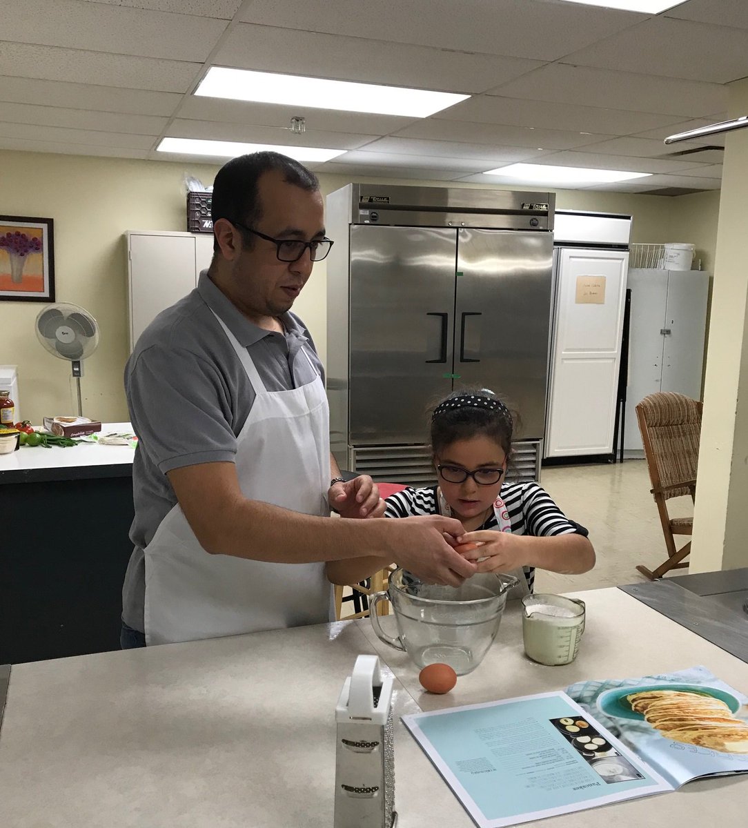 FondationAlpha's tweet photo. « La #lecture est toujours un beau moment où les #familles respectent le rythme de chacun et encouragent ceux qui ont plus de difficultés. » - Emmanuelle Babin, chef des ateliers #cuisimots au Centre de pédiatrie sociale de Québec. #pèrefille #alphabétisationfamiliale #cuisine https://t.co/pL8VZTSzDr