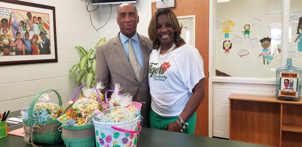 CynthiaSJewell's tweet photo. You know you are in a special place when the Mayor delivers Easter baskets for fire victims @stockbridgecity. We are truly grateful for all of the support from our community. #SES #BetterTogetherHenry #SuperEnergizedSchool #Support #OurMayorRocks https://t.co/HkALt7yfY7