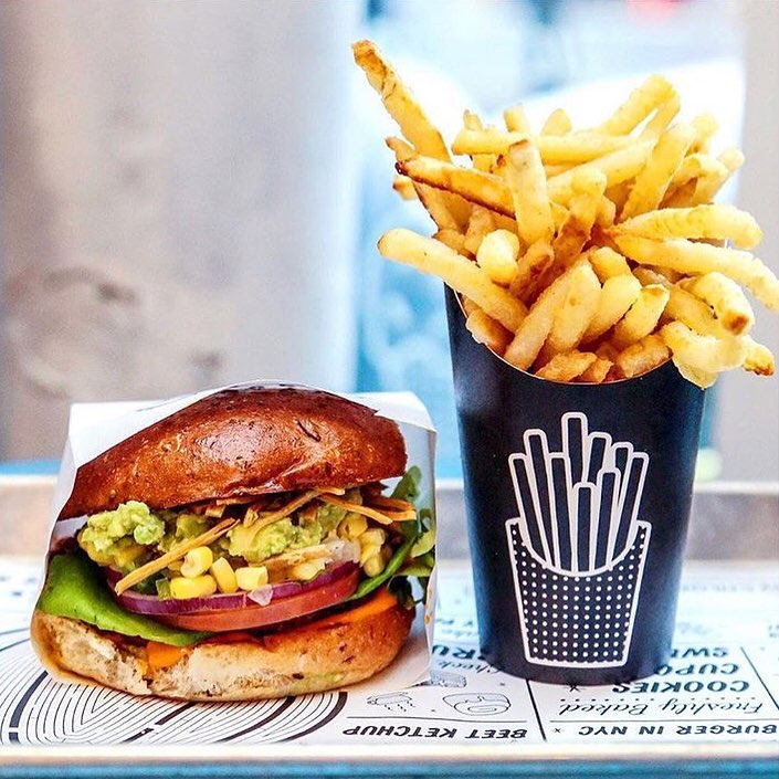itsacheckmate's tweet photo. Weβre very excited to welcome @eatbychloe to the Checkmate family! How good does this Guac burger and baked fries look?! ππ
#MakingDeliveryEasy #restaurantdelivery #restaurantsolution https://t.co/BzZY3RMfjV