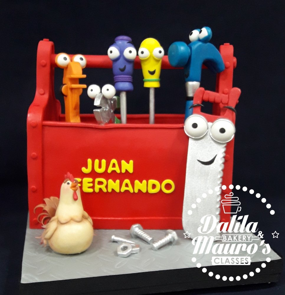 DalilaCakes's tweet photo. Hermosa torta tallada en forma de caja de herramientas y con sus accesorios!! Todo hecho a mano en pasta de azúcar. Siempre complaciendo a nuestros clientes, con el detalle que hace la diferencia¡ #toolscake #dalilacabrita #dalilaymauro #maurocastano #reposteriacolombia https://t.co/sHwQIlY2D0
