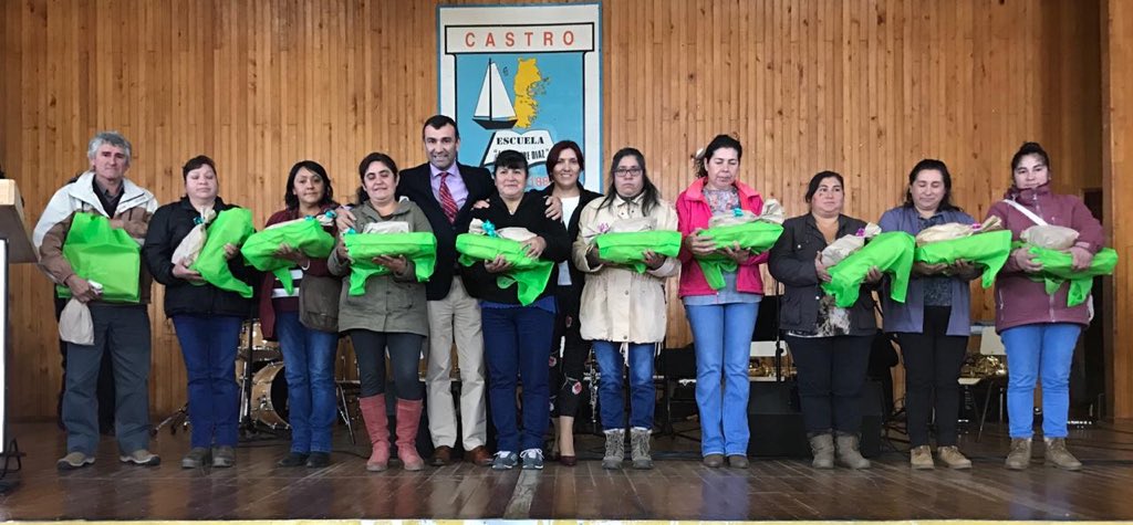 Juaneduardoconc's tweet photo. Haciendo entrega a 177 familias de una importante ayuda para nuestros alumnos que hacen uso del programa de Residencia Familiar Estudiantil de #Junaeb. En Alianza #CastroMunicipio #Junaeb seguimos ayudando a nuestras alumnas y alumnos y a sus respectivas familias. https://t.co/SKrE6XIu5O