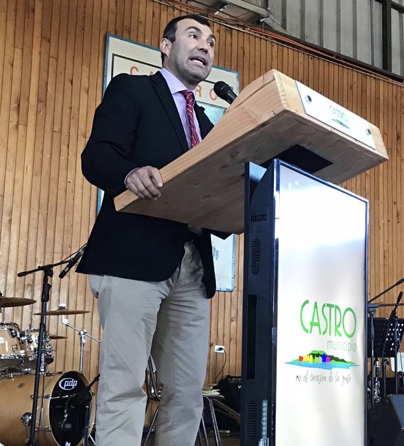 Juaneduardoconc's tweet photo. Haciendo entrega a 177 familias de una importante ayuda para nuestros alumnos que hacen uso del programa de Residencia Familiar Estudiantil de #Junaeb. En Alianza #CastroMunicipio #Junaeb seguimos ayudando a nuestras alumnas y alumnos y a sus respectivas familias. https://t.co/SKrE6XIu5O