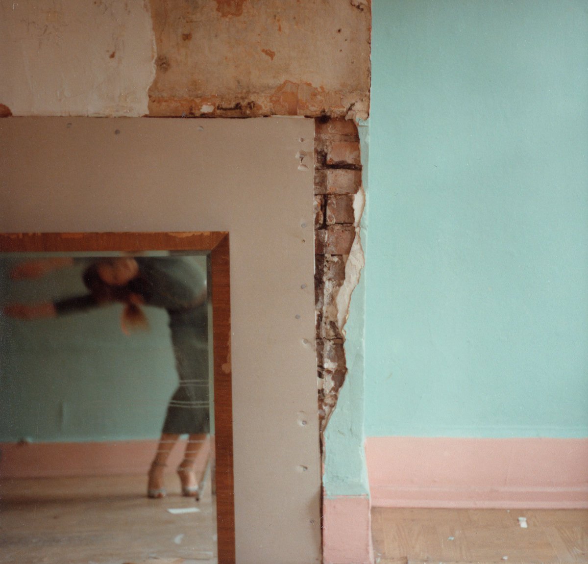 zapatosrosas's tweet photo. Francesca Woodman, 1979 https://t.co/K2Pwia1TmH