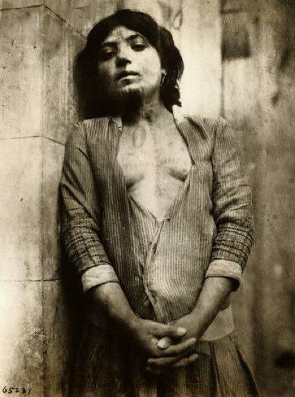 marieclaire_fr's tweet photo. 1919, une jeune Arménienne vendue comme esclave (Source : @ugauthier, journaliste) #GenocideArmenien https://t.co/cuKLz4BL9A