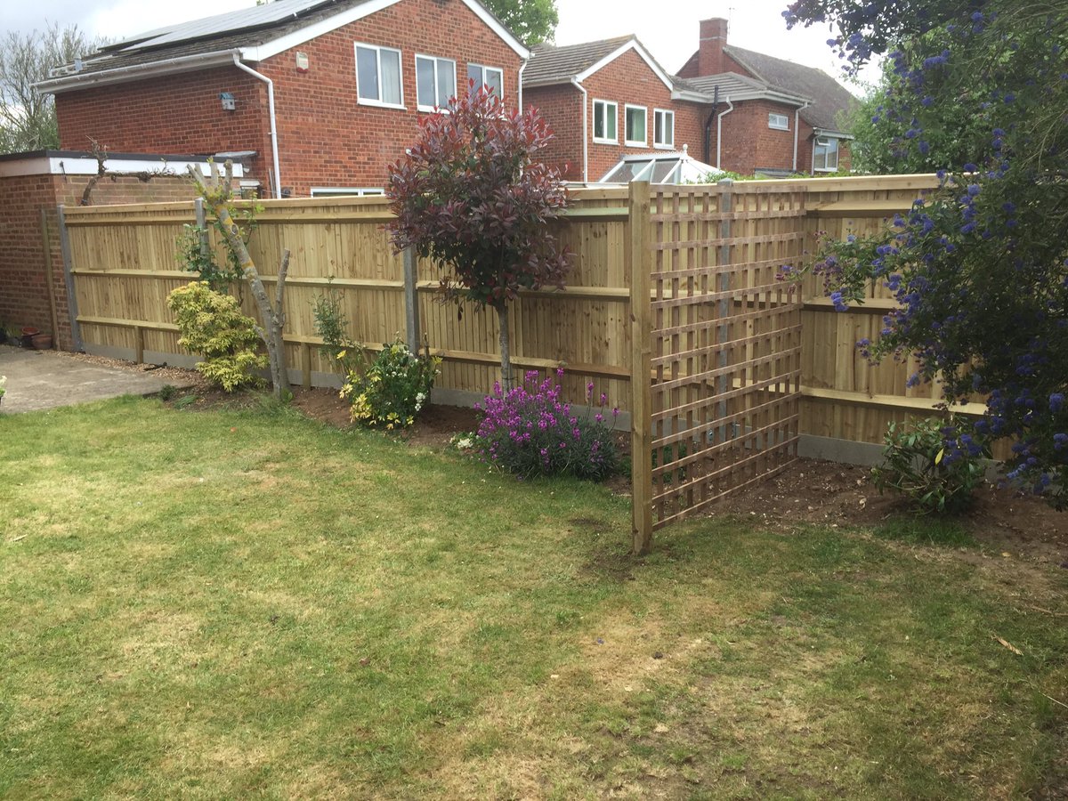 Closeboard fencing on concrete posts &amp; gravel boards. Trellis panel for climber 🌷 #BerkshireBoundaries #Fencing #DirectoryofExcellence #rdguk #Woky