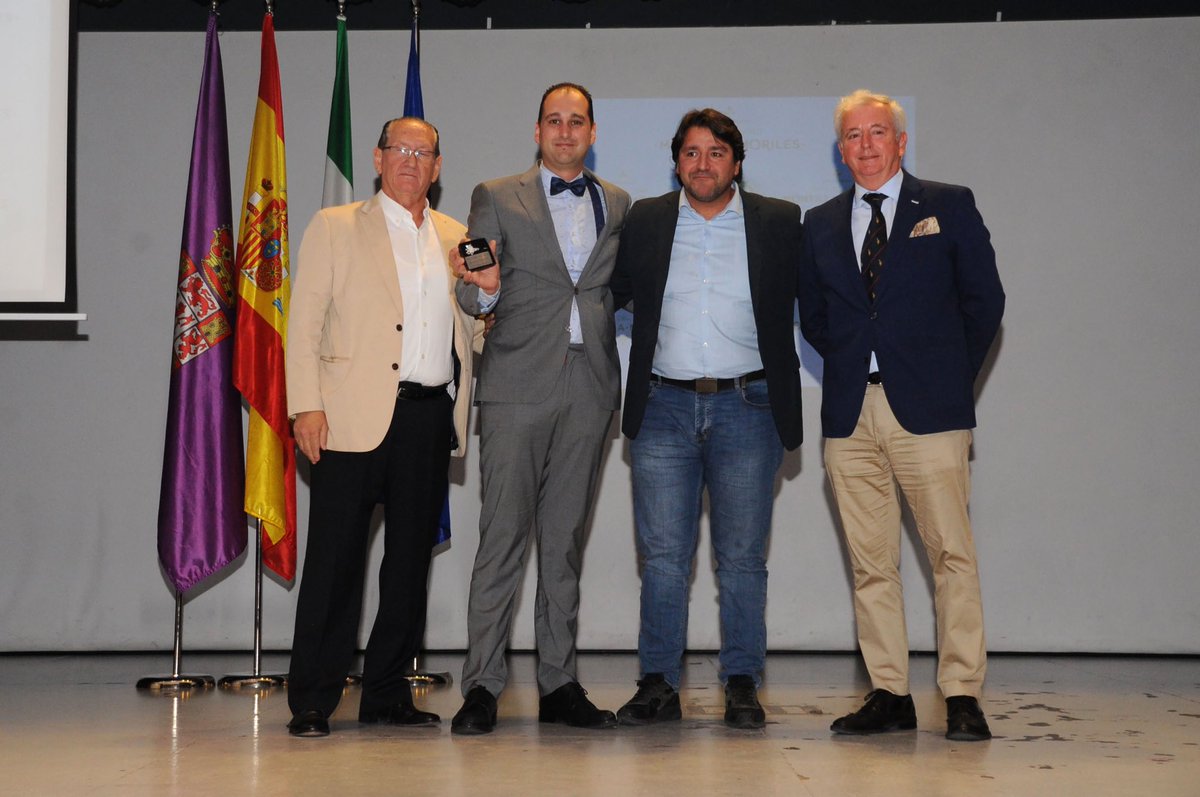 Cabezas_Romero's tweet photo. ¡Orgullosos por tener en nuestras filas al mejor sumiller 2019! 
Ayer, en la inauguración oficial de la XXXVI Cata del Vino Montilla-Moriles, otorgaron la medalla a Miguel Ángel Jaén Cabezas, director de Casa Rubio. https://t.co/d7E8hFljD6