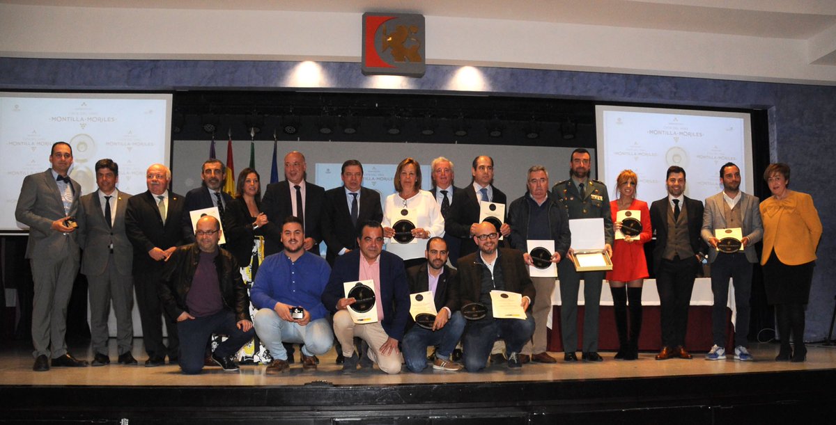 Cabezas_Romero's tweet photo. ¡Orgullosos por tener en nuestras filas al mejor sumiller 2019! 
Ayer, en la inauguración oficial de la XXXVI Cata del Vino Montilla-Moriles, otorgaron la medalla a Miguel Ángel Jaén Cabezas, director de Casa Rubio. https://t.co/d7E8hFljD6