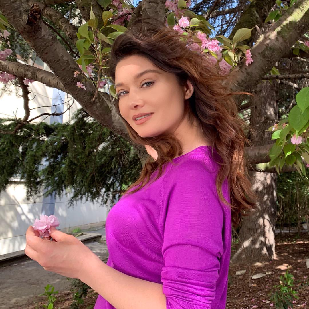 xLegendaryArche's tweet photo. ¿Por qué me haces esto? Me enamoras más. 

@KosemMagnifica
#NurgülYeşilçay https://t.co/pRi82xZDeb