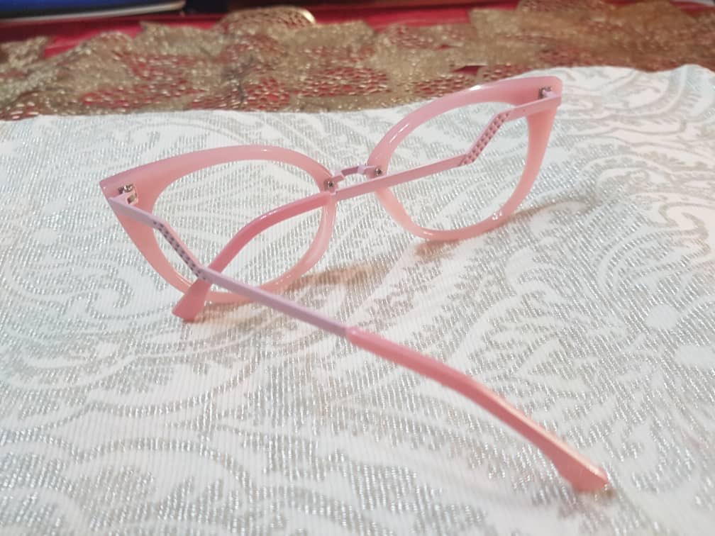 omolarahokuns's tweet photo. Pls ooooo help my hustle.... buy beautiful glasses ooo at highly discounted prices @beebash222 https://t.co/Yn1AS3tdf5