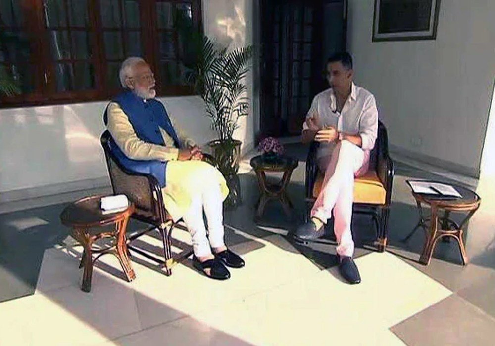 sandeshnews's tweet photo. અક્ષયે પુછ્યું કે તમે અડધી બાંયના કુરતા કેમ પહેરો છો? તો PM મોદીએ હસતા હસતા કહ્યું કે…

જાણો સમગ્ર વિગત​ : https://t.co/HtQVx9o1Gi 

#ModiWithAkshay #AkshayKumar #NarendraModi #AkshayInterviewsModi #AkshaySpeaksToModi #ModiKurta https://t.co/h3nv4I9fi8